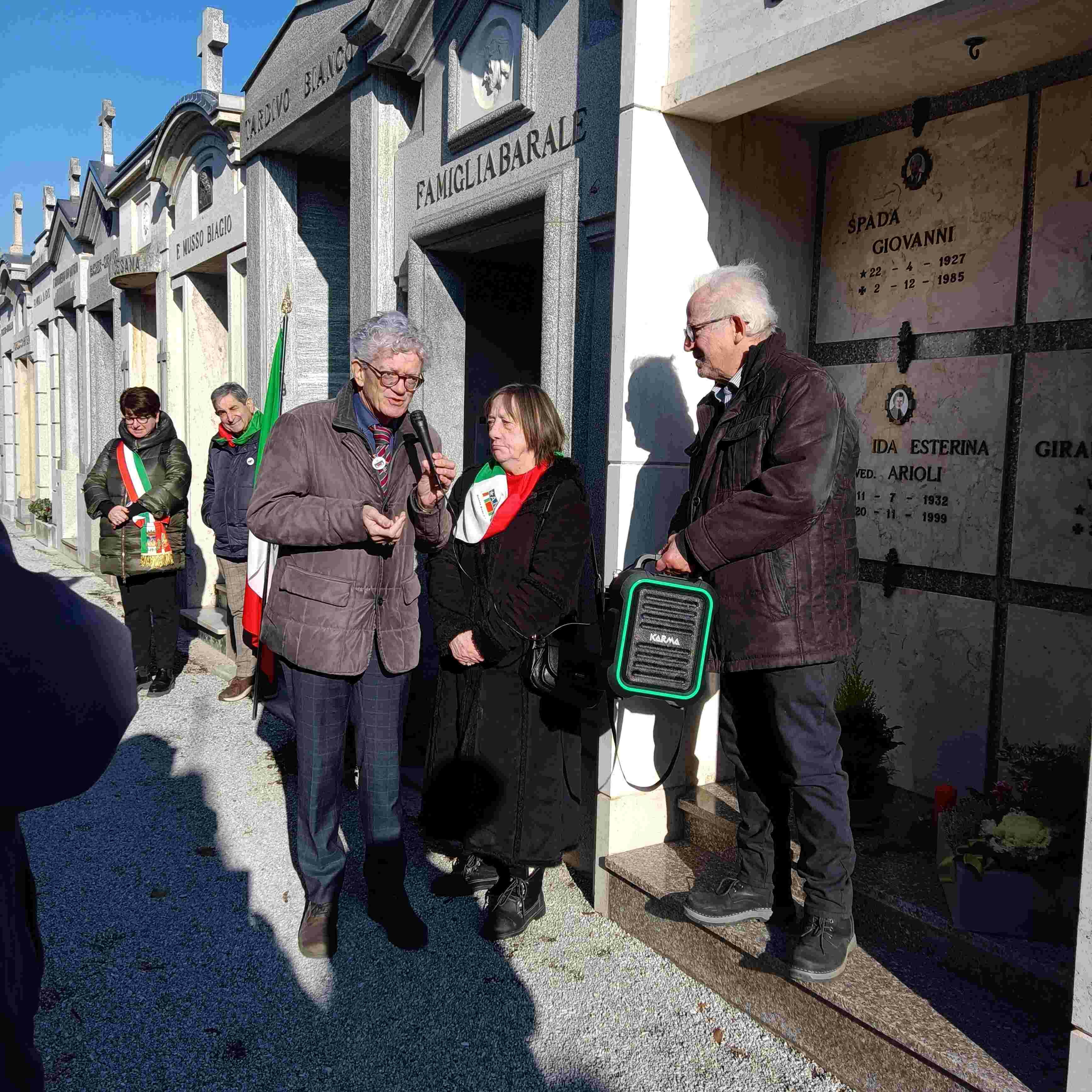 davanti alla tomba di Barale Giovanni e Spartaco.jpg