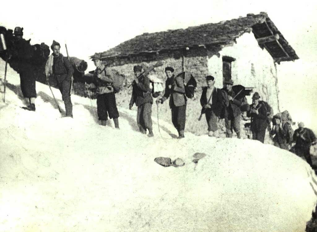 Partigiani in marcia da Paraloup al Vallone dell'Arma, marzo 1944 [Archivio Nuto Revelli]